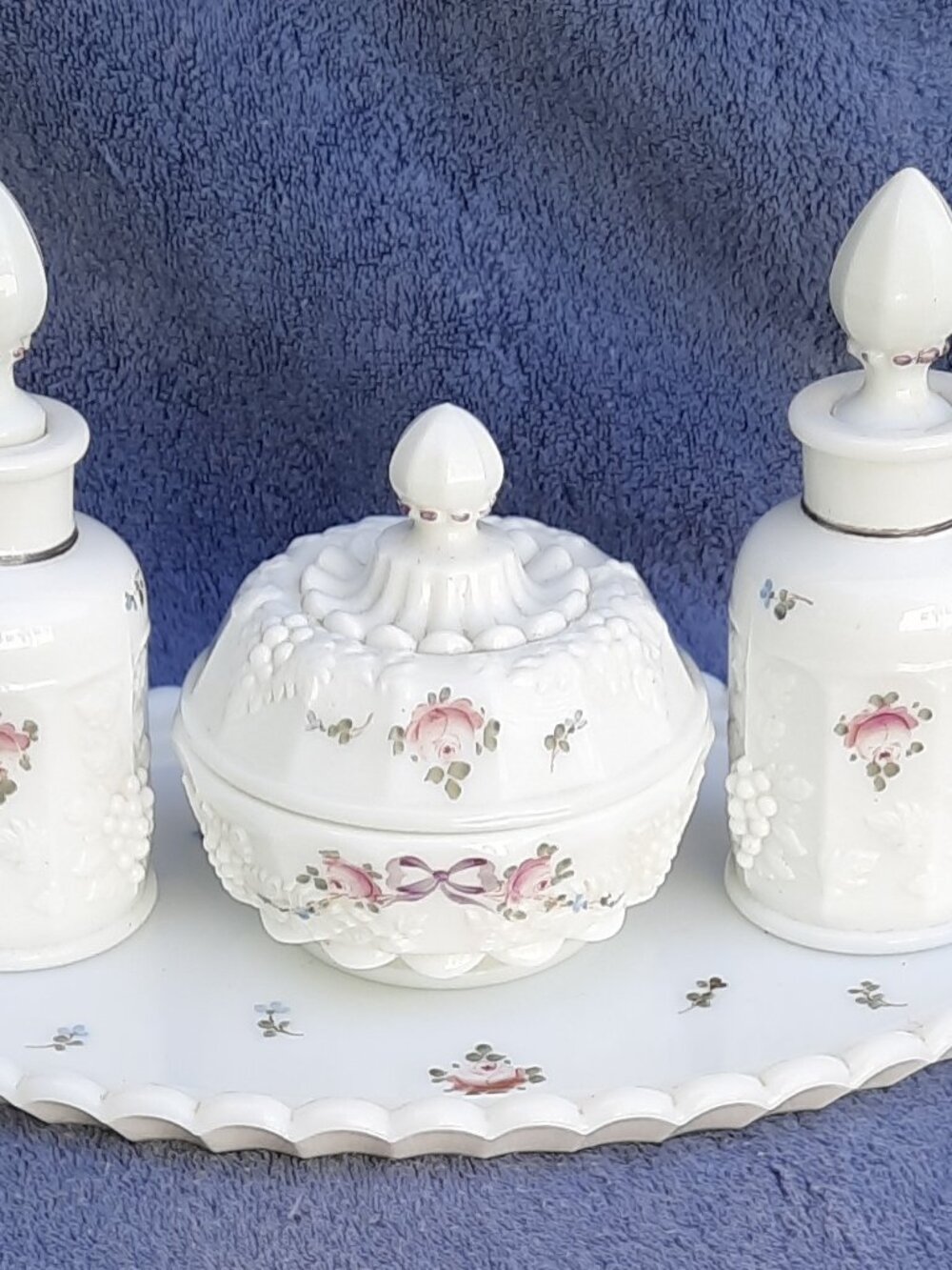 Vtg Westmoreland Milk Glass Paneled Grape Roses & Bows 7 Pc Vanity Dresser Set